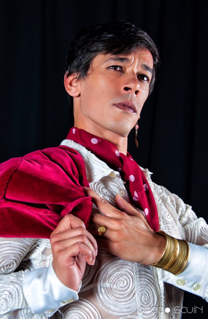 El Mawi con chaqueta roja y la mano sobre el pecho
